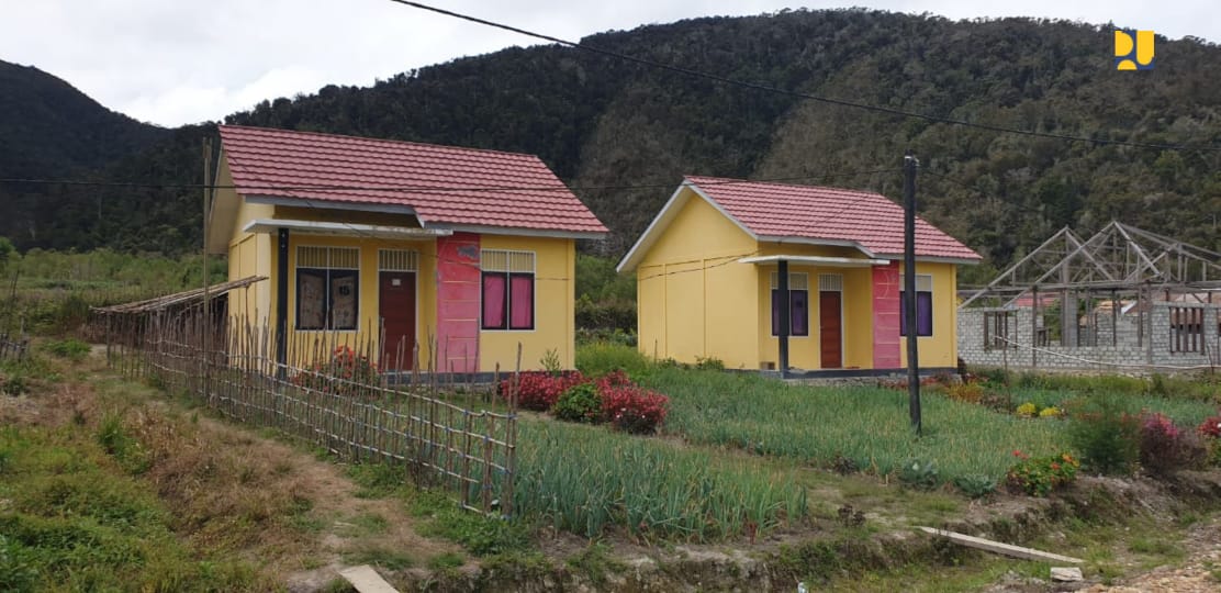 Contoh rumah khusus (Rusus) di Papua Barat yang diperuntukan bagi masyarakat berpenghasilan rendah dan Aparatur Sipil Negara (ASN) di Kabupaten Pegunungan Arfak dan Kaimana.