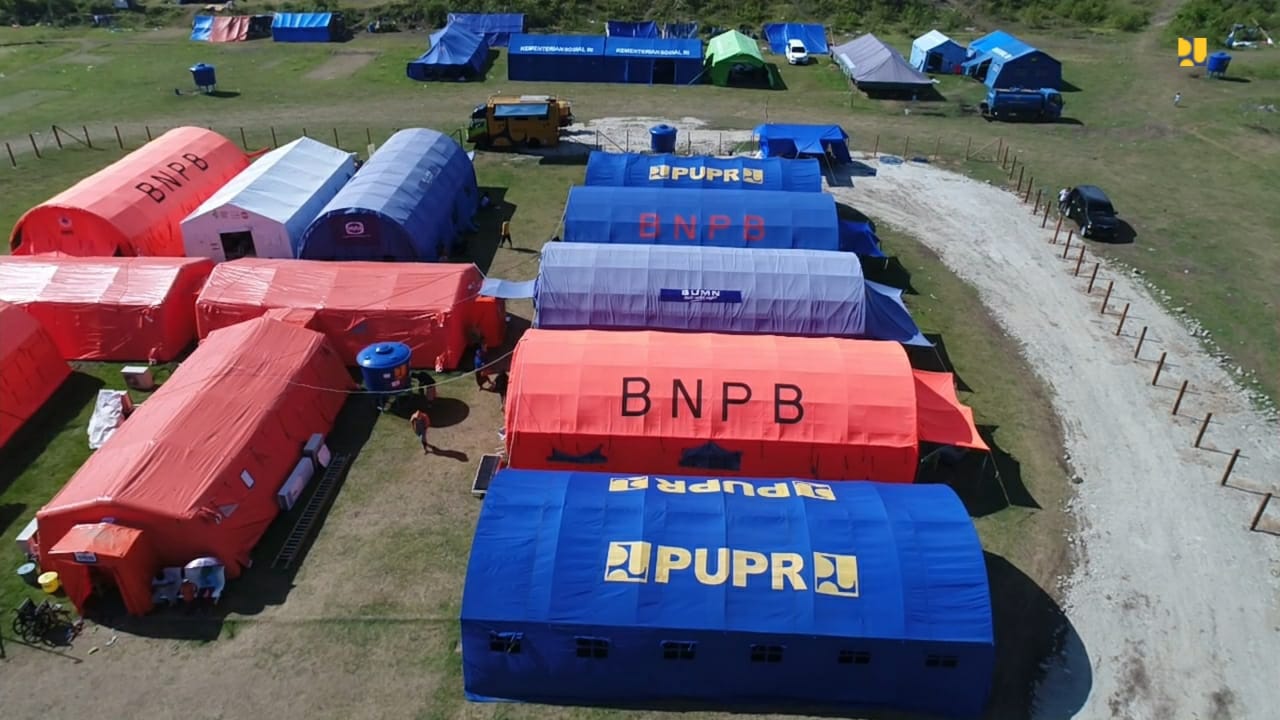 Tenda-tenda yang digunakan pengungsi korban gempa Ambon yang terjadi pada 26 September lalu. (Foto: Kementerian PUPR