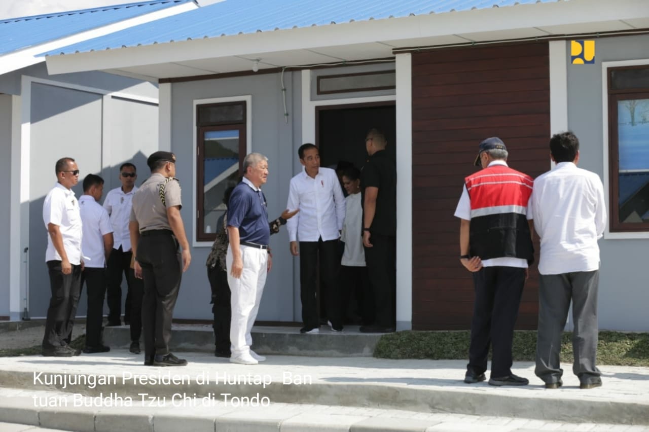 Presiden Joko Widodo saat meninjau hunian tetap untuk warga korban bencana di Palu, Selasa 29 Oktober 2019. (Foto: Kementerian PUPR)