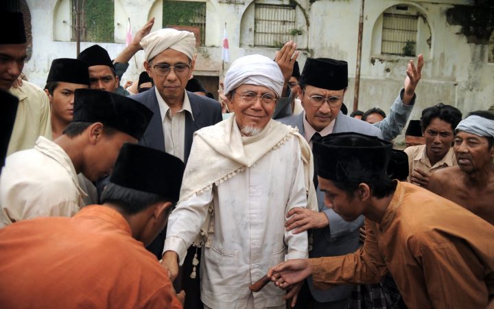 Ilustrasi, dalam film Sang Kiai, tampak Hadratusyaikh KH Hasyim Asyari dicium tangannya oleh para santri dan umat Islam. (Foto: islami.co)
