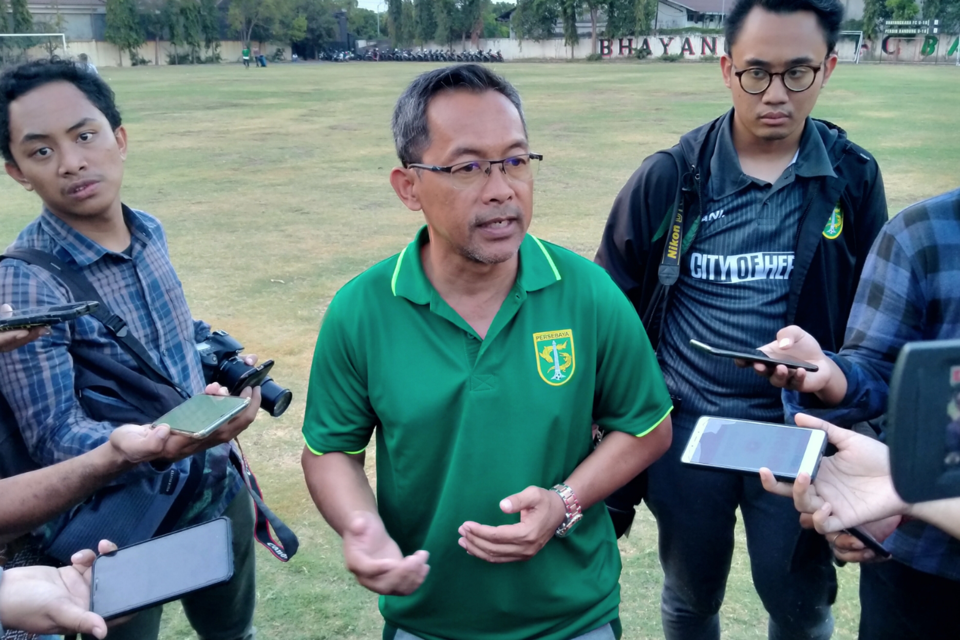 Pelatih baru Persebaya, Aji Santoso usai latihan di Lapangan Polda Jatim, Kamis 31 Oktober 2019. (Foto: Fariz/Ngopibareng.id)