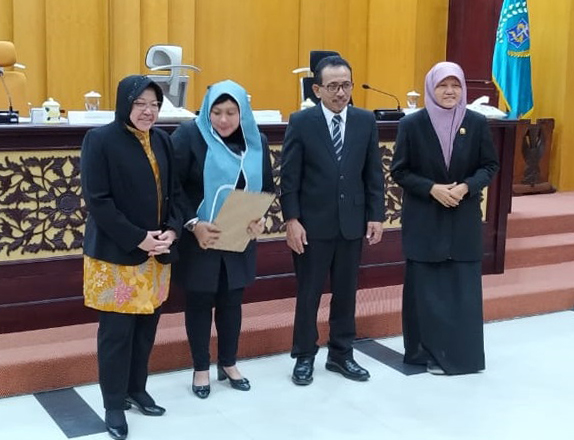 Wali Kota Surabaya Tri Rismaharini saat rapat paripurna dengan DPRD Kota Surabaya. (Foto: Istimewa)