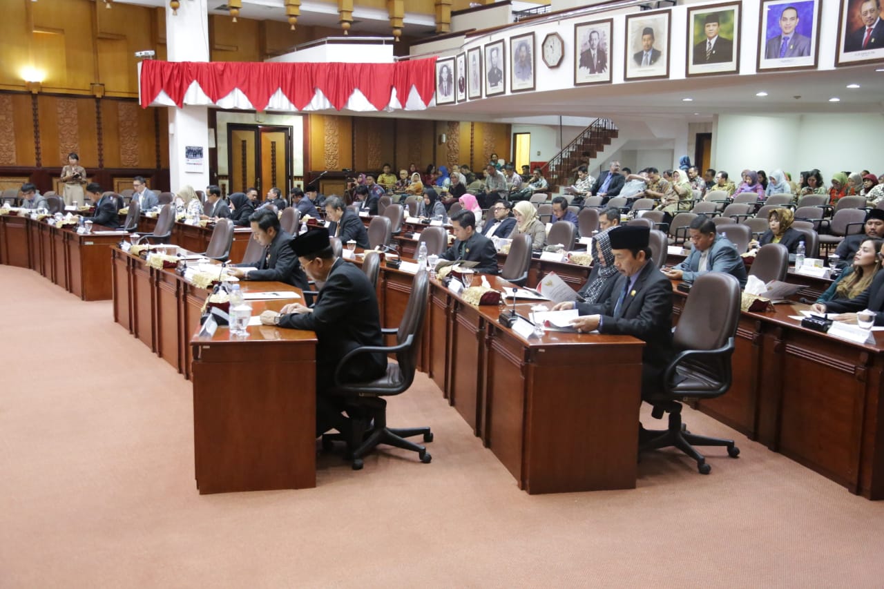 Wali Kota Surabaya Tri Rismaharini usai sidang paripurna di DPRD Surabaya. (Foto: Istimewa)
