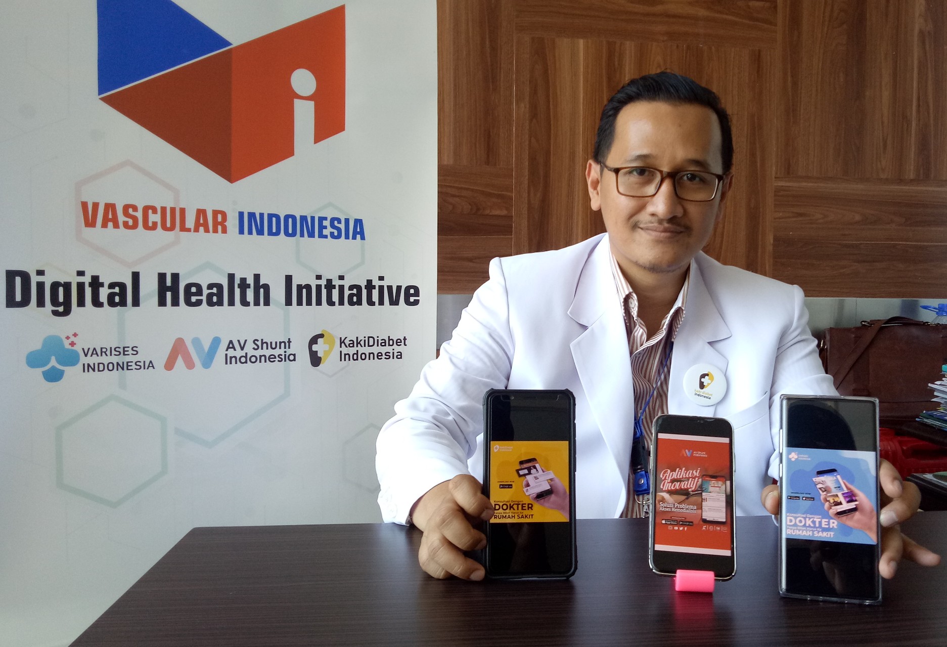 Niko Azhari Hidayat, dr, SpBTKV(K)VE FIHA saat menunjukan 3 aplikasi kesehatan yang ia buat, Jumat, 1 November 2019 di ruang kerjanya Rumah Sakit Universitas Airlangga. (Foto: Pita/ngopibareng.id)
