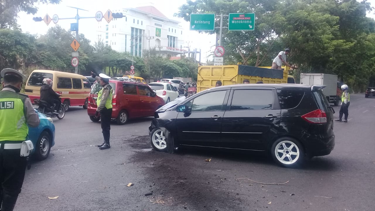 Mobil Suzuki Ertiga yang mengalami kecelakaan di Jalan Ahmad Yani, Surabaya. (Foto: Faiq/ngopibareng.id)