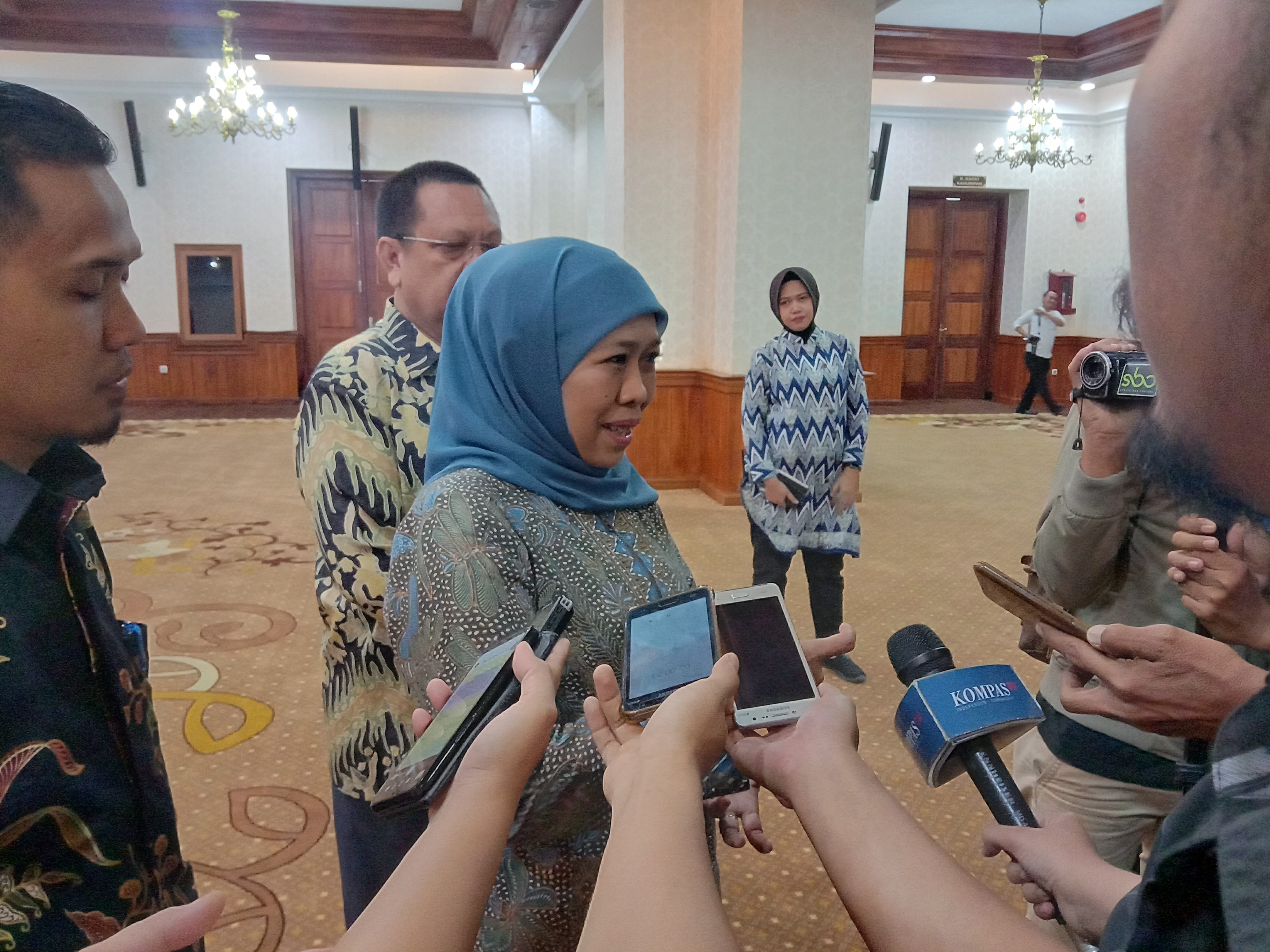 Gubernur Jatim Khofifah Indar Parawansa saat memberi keterangan pers. (Foto: Faiq/ngopibareng.id)