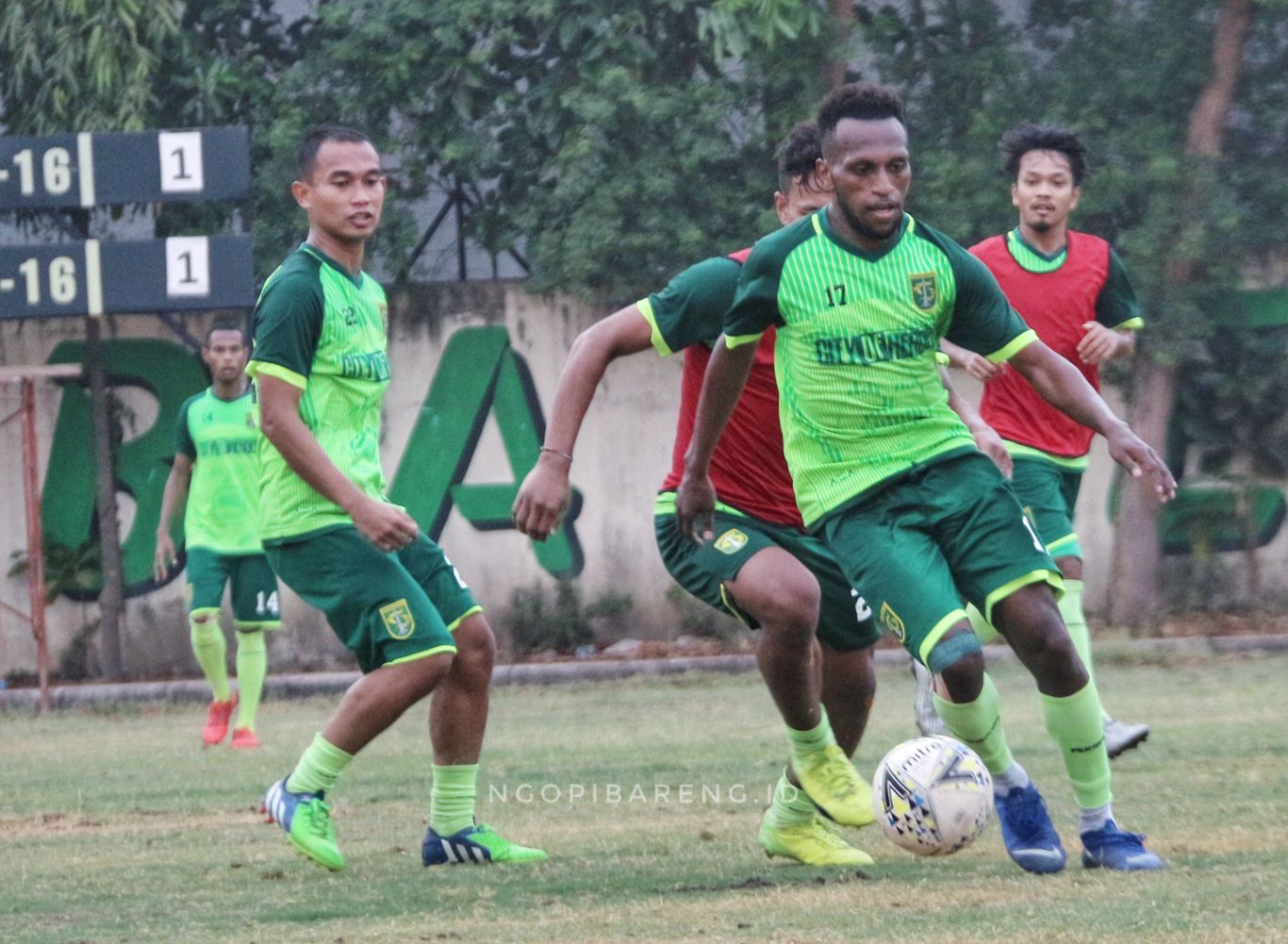 Skuat Persebaya saat berlatih di Lapangan Polda Jatim, Jumat 1 November 2019. (Foto: Haris/Ngopibareng.id)