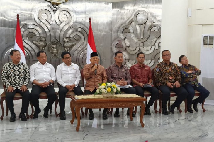 Wakil Presiden Ma'ruf Amin dengan didampingi sejumlah menteri Kabinet Indonesia Maju. (Foto: Dok/Antara)