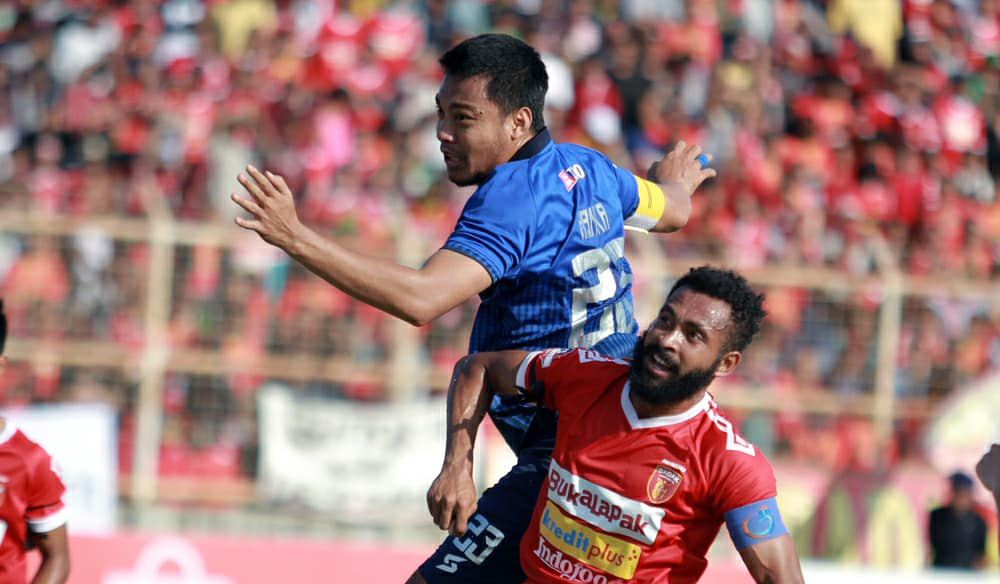 Kapten Arema FC, Hamka Hamzah bertarung dengan pemain Badak Lampung FC. (Foto: Twitter@AremaFC)