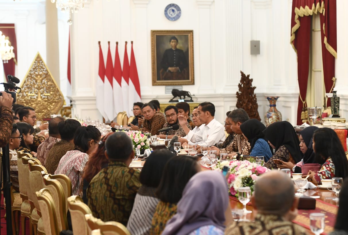 Presiden Joko Widodo (Jokowi) saat berbincang bersama wartawan di Istana Merdeka, Jakarta, menjelang kunjungan kerja ke Thailand, pada Sabtu 2 November 2019. (Foto: Setpres)