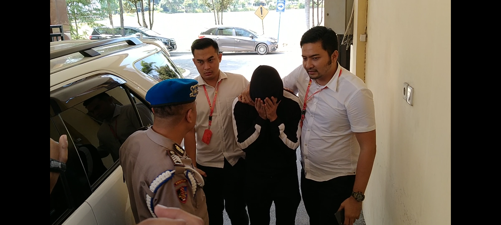 Muncikari Soni Dewangga (tengah) saat dibawa masuk ke Gedung Ditreskrimum Polda Jatim, Surabaya, Rabu 30 Oktober 2019 lalu. (Foto: Fariz/ngopibareng.id)