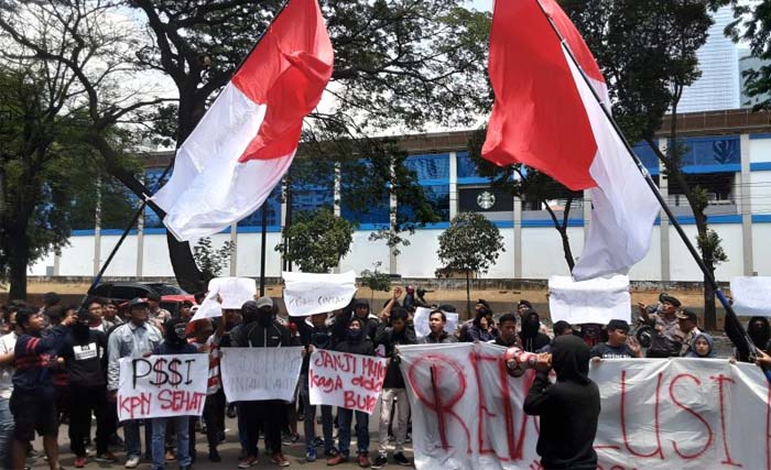Boikot timnas, boikot timnas, teriak puluhan suporter saat demonstrasi di depan berlangsungnya  Kongres Luar Biasa PSSI di Hotel Shangri-La, Sabtu . (Foto:Antara/Fauzi))