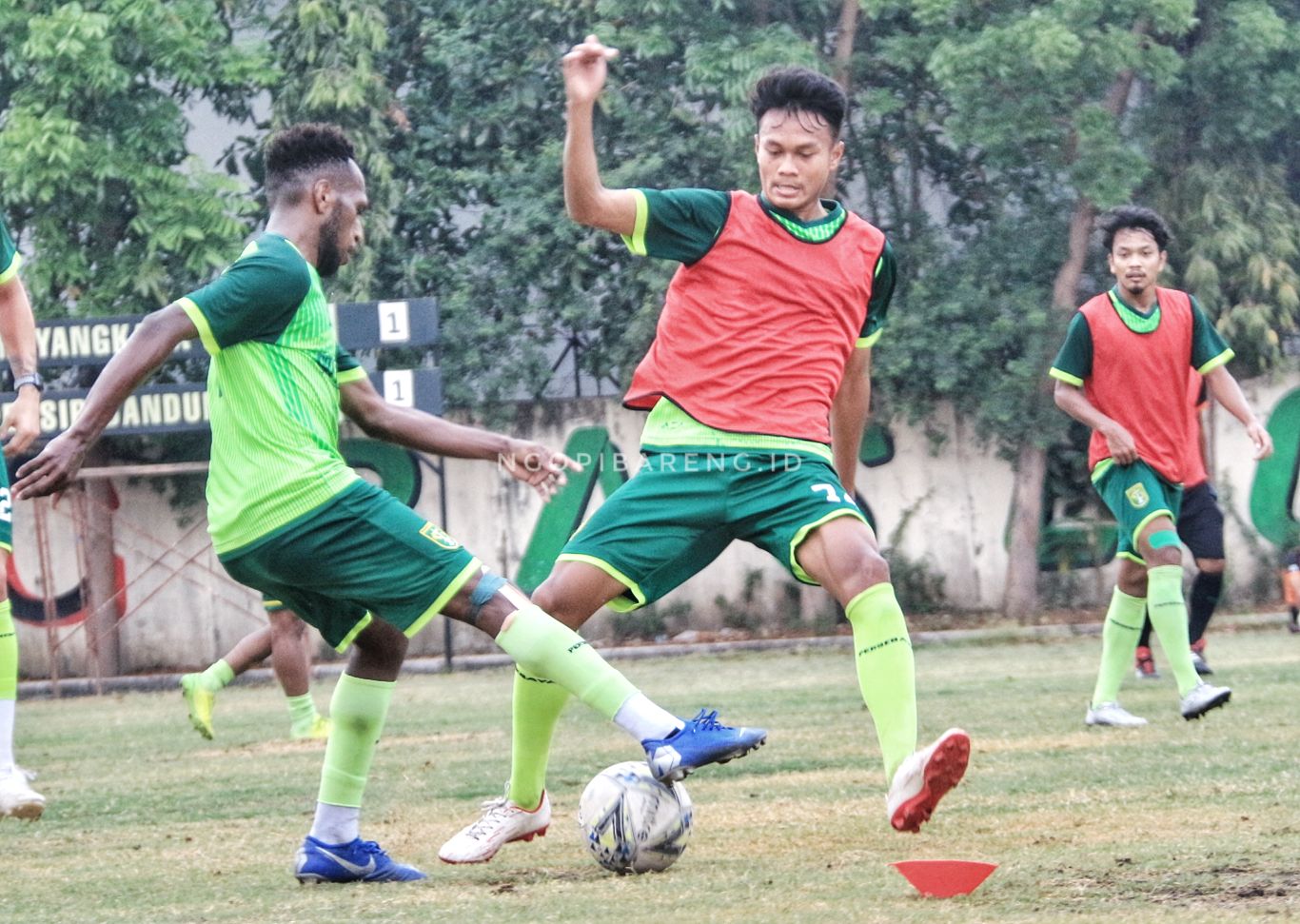 Pemain muda Persebaya jebolan Persebaya U-20, Koko Ari saat menjalani latihan bersama tim Persebaya senior. (Foto: Haris/Ngopibareng.id)