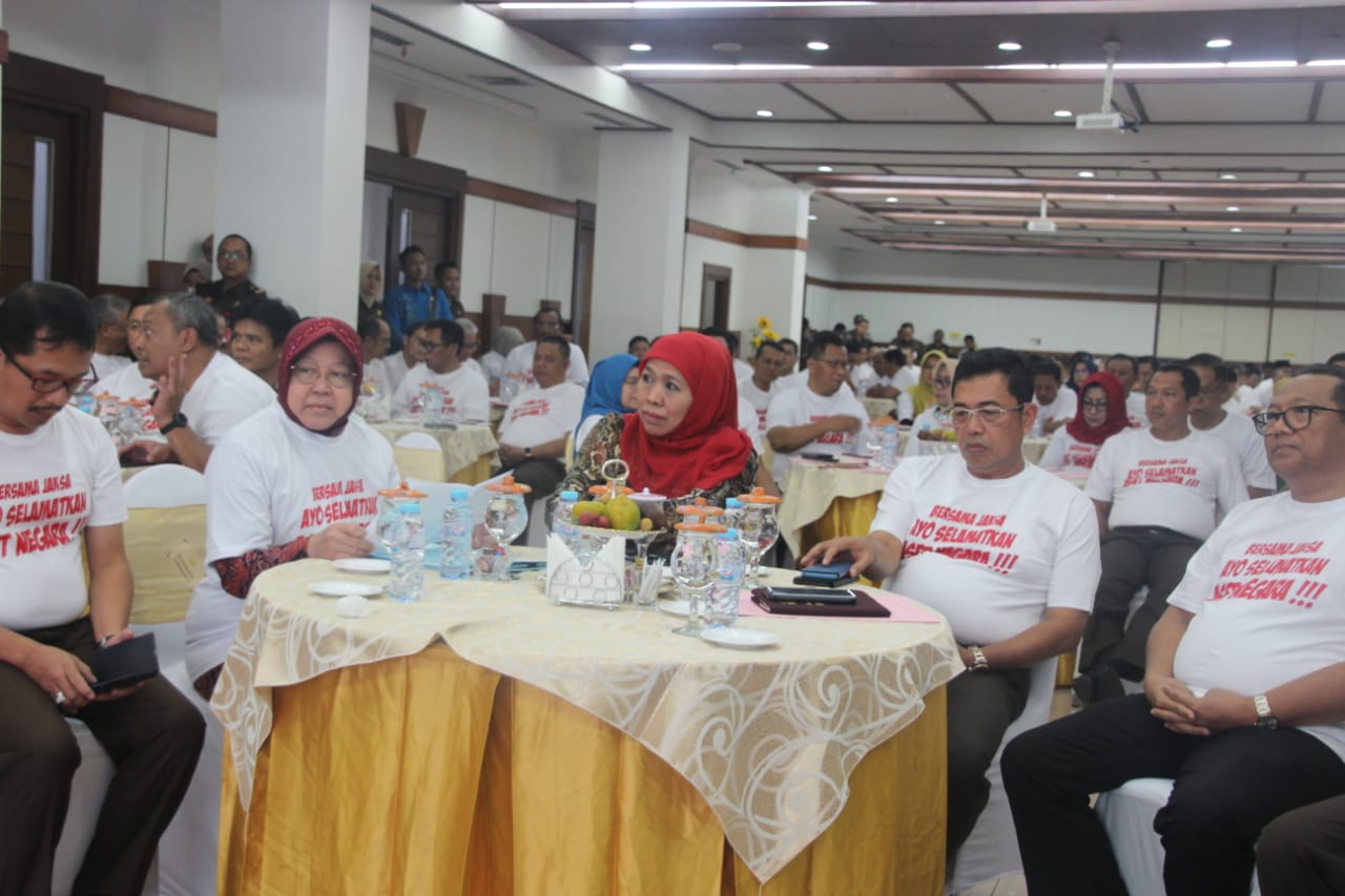 Gubernur Jatim Khofifah Indar Parawansa saat bersama Wali Kota Surabaya Tri Rismaharini di Kantor Kejati medio bulan Juli 2019 lalu. (Foto: Faiq/ngopibareng.id)