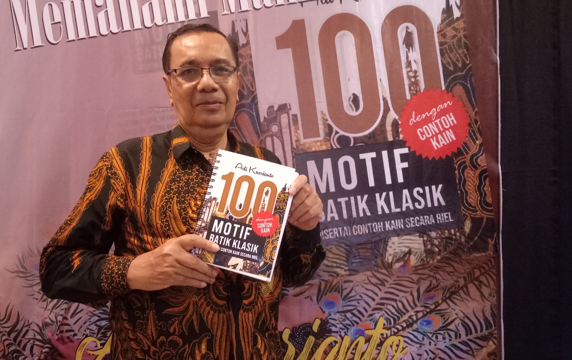 Adi Kusrianto dengan bukunya yang berjudul '100 Motif Batik Klasik' (Foto:Pita/Ngopibareng.id)