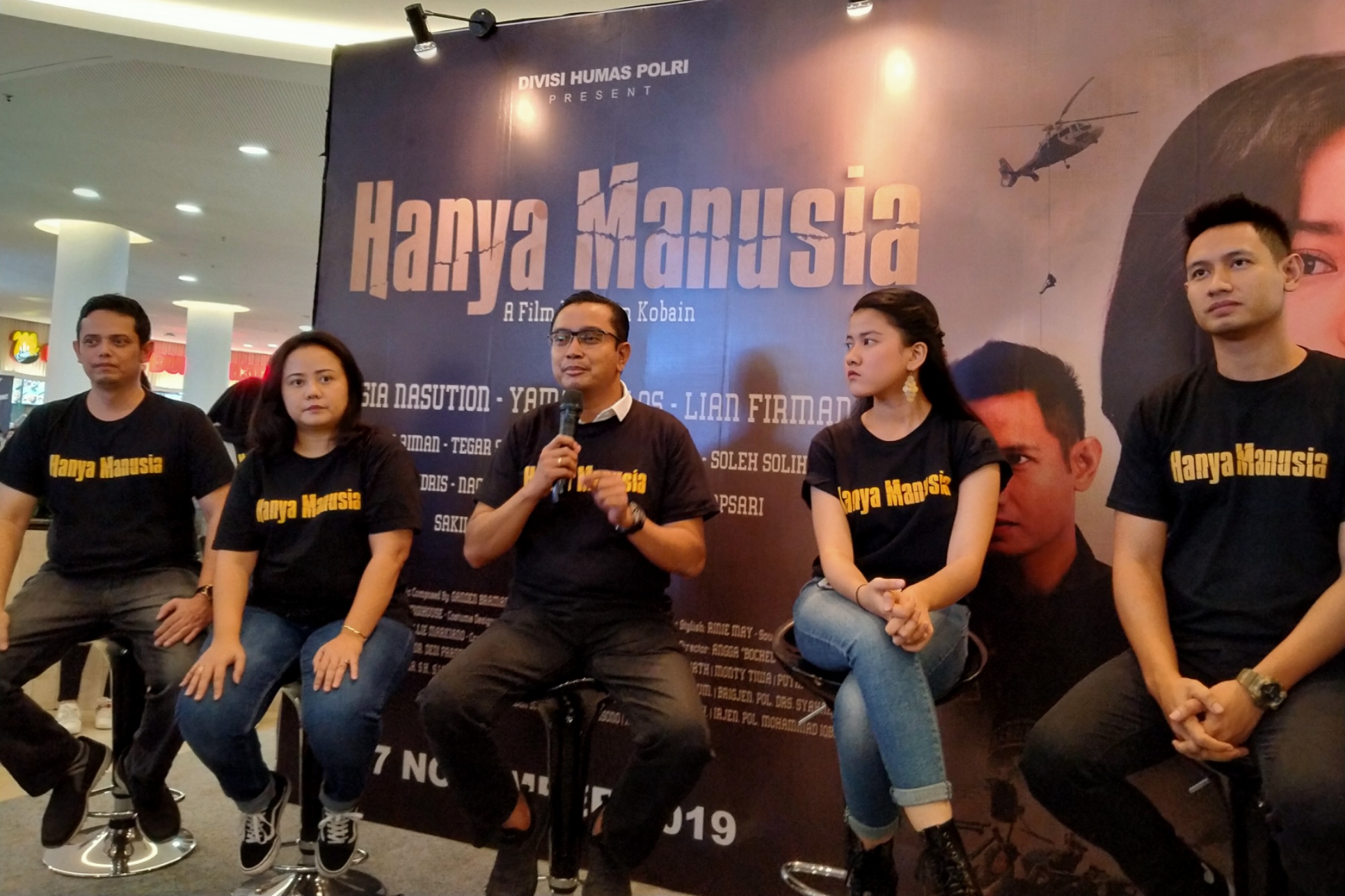 Kasubag Humas Polri, Kombes Pol Asep Adi Saputra (tengah) saat promo film Hanya Manusia di Tunjunga Plaza III, Surabaya, Sabtu 2 November 2019. (Foto: Fariz/ngopibareng.id)