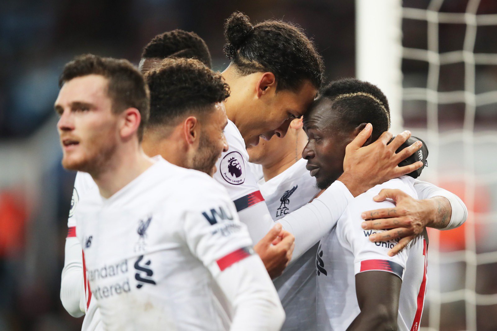 Virgil van Dijk memeluk Sadio Mane usai pemain Senegal itu mencetak gol kedua Liverpool ketika dijamu Aston Villa, Sabtu 2 November 2019 di Villa Park. Pertandingan ini berakhir dengan skor 2-1 untuk kemenangan The Reds. (Foto: Twitter/@LFC)