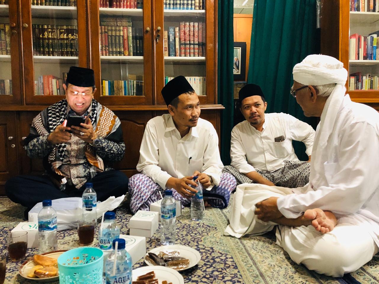 Gus Baha saat bertemu dengan KH Musthofa Bisri dalam peringatan Maulid Nabi dan Haul Masyayih Ponpes Raudlatul Thalibin Rembang, Jwa Tengah. (Foto: Istimewa)