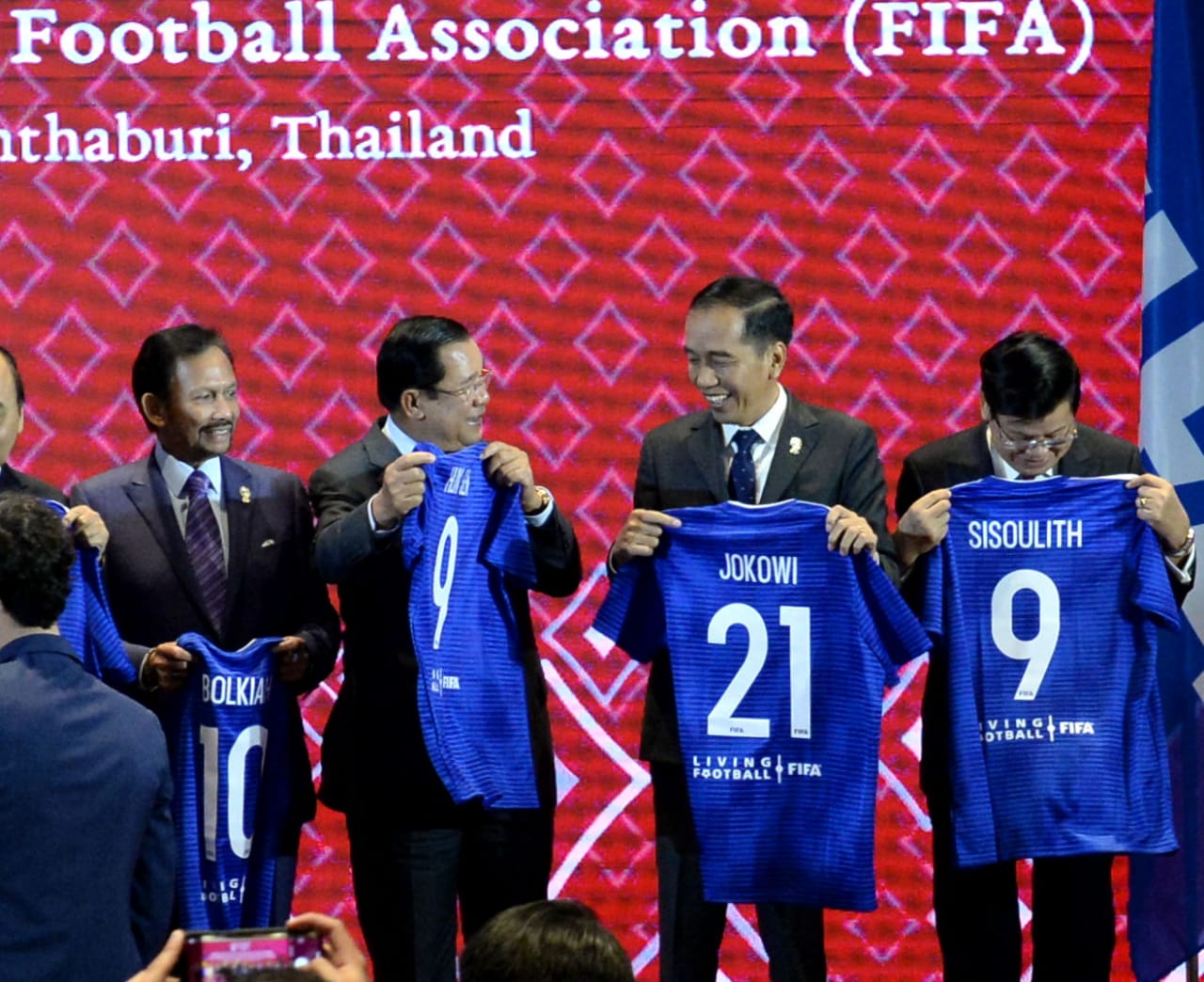 Sejumlah pemimpin negara ASEAN berpose dengan mengangkat jersey biru berlatarkan nomor punggung. Tampak Presiden Jokowi mengangkat jersey nomor 21 yang artinya Indonesia sebagai tuan rumah piala Dunia U-20 Tahun 2021. (Foto: Setpres)