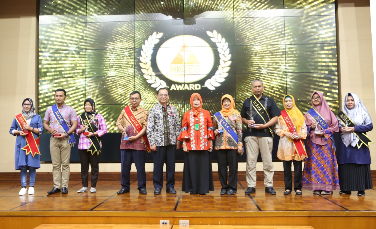 Para juara peningkatan gizi dan kesehatan lingkungan tingkat nasional 2019  dalam foto bersama. (Foto: Asmanu/ngopibareng.id)