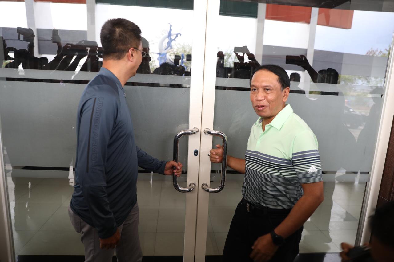 Menteri Pemuda dan Olahraga (Menpora), Zainuddin Amali saat mencoba membuka pintu Stadion GBT yang dikunci oleh pihak Dispora Surabaya. (Foto: Haris/Ngopibareng.id)