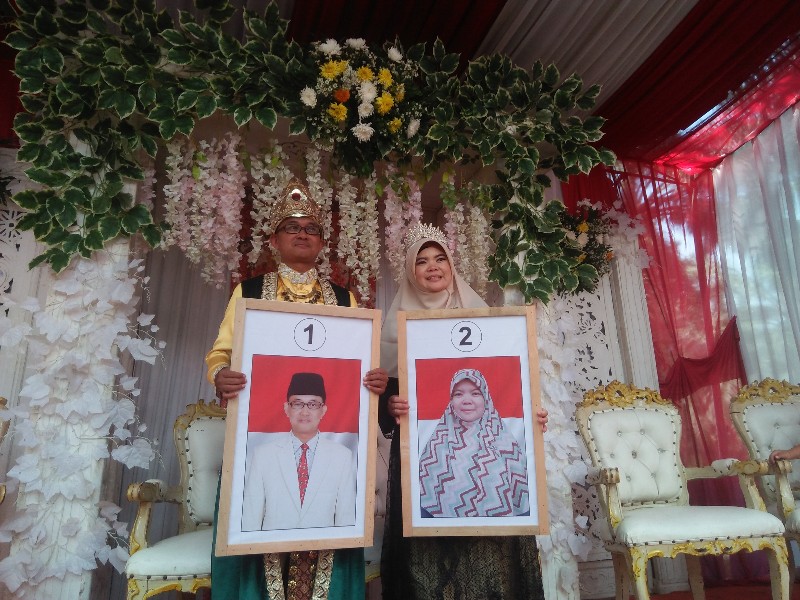 Pasangan Lukmanul Hakim dan Silfiyani bersaing menjadi kepala desa dalam Pilkades di Desa Bantarsari, Kecamatan Rancabungur, Bogor, Jawa Barat, Minggu 3 November 2019. (Foto: Ayobandung.com)