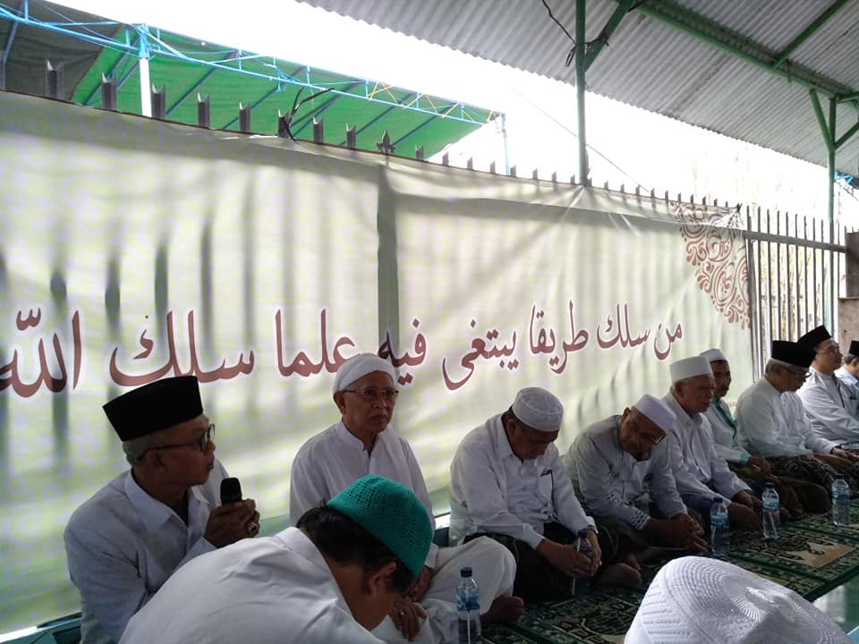Para kiai, termasuk KH A Mustofa Bisri (Gus Mus), saat Tahlilan di makam KH Bisri Mustofa di Rembang. (Foto: akun fb ulil abshar-abdalla)