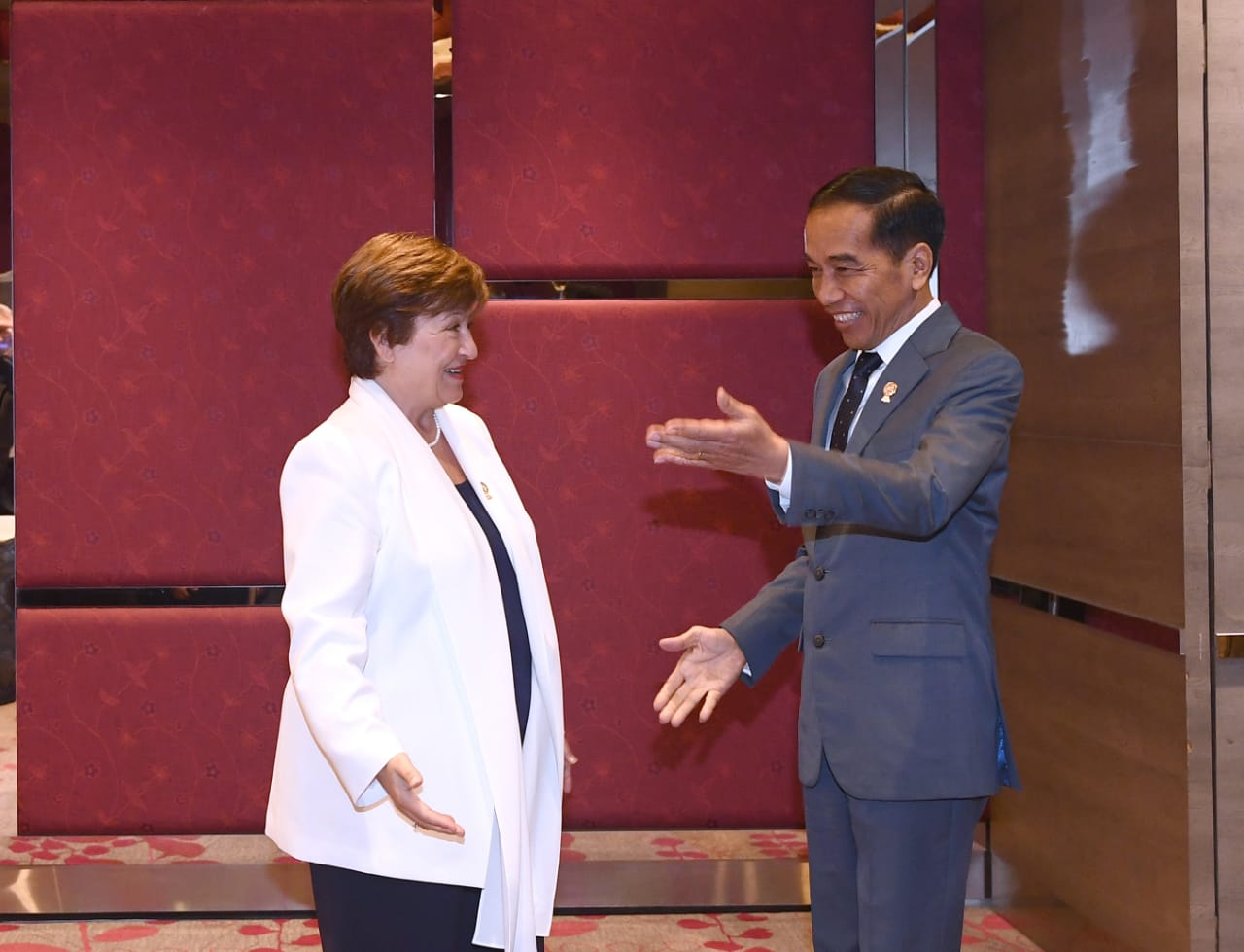 Presiden Joko Widodo saat bertemu Direktur Pelaksana IMF Kristalina Georgieva dalam KTT ASEAN. (Foto: Setpres)