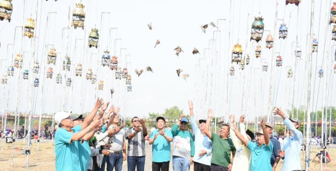 Pembukaan lomba Piala Bupati Cup ke-9 ditandai dengan pelepasan burung perkutut oleh Wakil Bupati Pasuruan, KH Mujib Imron. (Foto: Dok Humas)