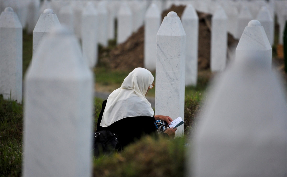 Seorang Muslimah sedang berziarah kubur. (Foto: Istimewa)