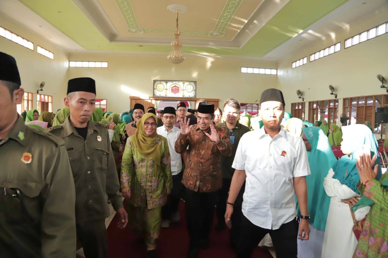 Menteri Agama Fachrul Razi saat menghadiri acara Muslimat NU di Sukoharjo, Jawa Tengah. (Foto: Humas Kemenag)