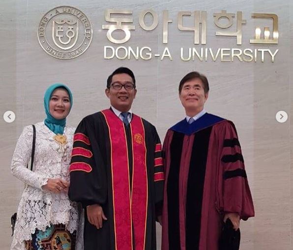 Gubernur Jawa Barat Ridwan Kamil didampingi sang istri, Atalia Praratya, pose di Dong-A University, Korea Selatan, Senin 4 November 2019. (Foto: Instagram @ridwankamil)