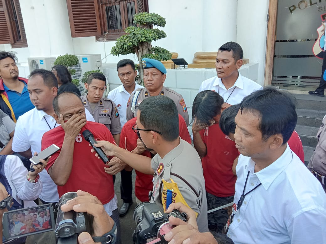 Konferensi pers ungkap kasus di Mapolrestabes Surabaya. (Foto: Faiq/Ngopibareng.id)