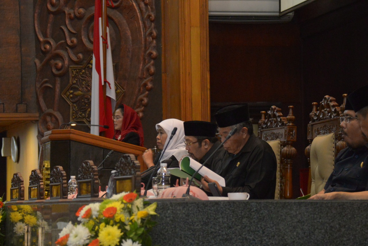 Gubernur Jatim Khofifah Indar Parawansa saat rapat paripurna di DPRD Jatim. (Foto: Istimewa)