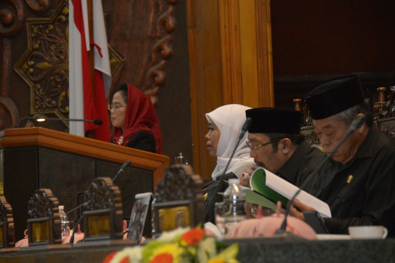 Gubernur Jatim Khofifah Indar Parawansa saat sidang paripurna di DPRD Jatim. (Foto: ist/ngopibareng.id)