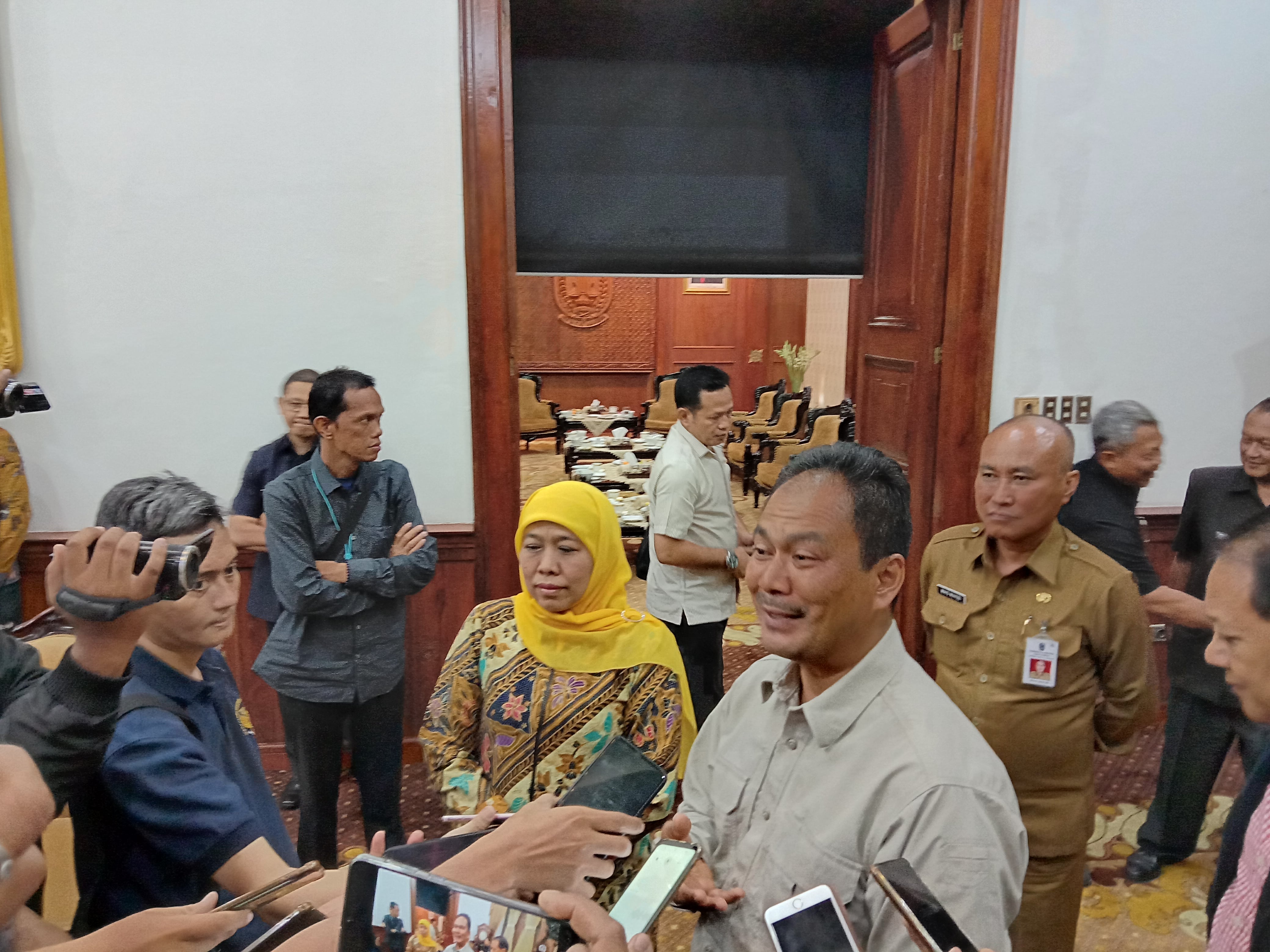Gubernur Jawa Timur Khofifah usai pertemuan dengan konsultan pembangunan asrama nusantara, Gumilar di Grahadi. (Foto: Faiq/Ngopibareng.id)