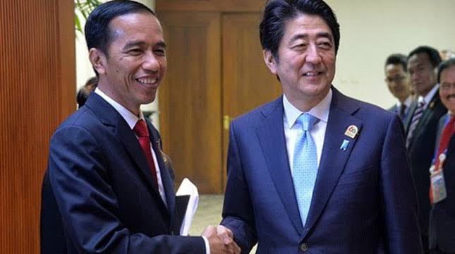 Presiden Joko Widodo bersama PM Jepang Shinzo Abe, membaas kerjasama bidang infrastruktur dan SDM di penghujung KTT ASEAN ke 35 di Bangkok. ( foto : Setpres )
