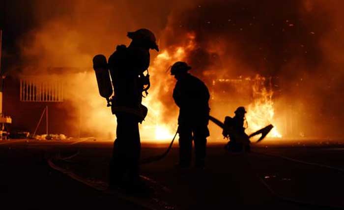Petugas Damkar DKI Jakarta sedang bekerja memadamkan api yang membakar gedung Hailai Ancol, Senin malam. (Foto:Antara)