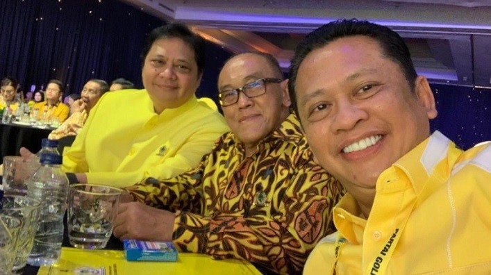 Swafoto  Bambang Soesatyo (Bamsoet) dengan Aburizal Bakrie dan Ketua Umum Partai Golkar Airlangga Hartarto. (Foto: Instagram Bamsoet)