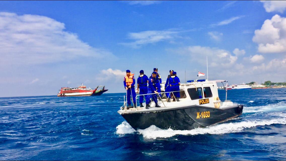 Personil Polairud Banyuwangi melakukan proses pencarian penumpang kapal KMP Gilimanuk I yang jatuh ke laut Senin malam, 4 November 2019. (Foto: Jae/Ngopibareng.id)