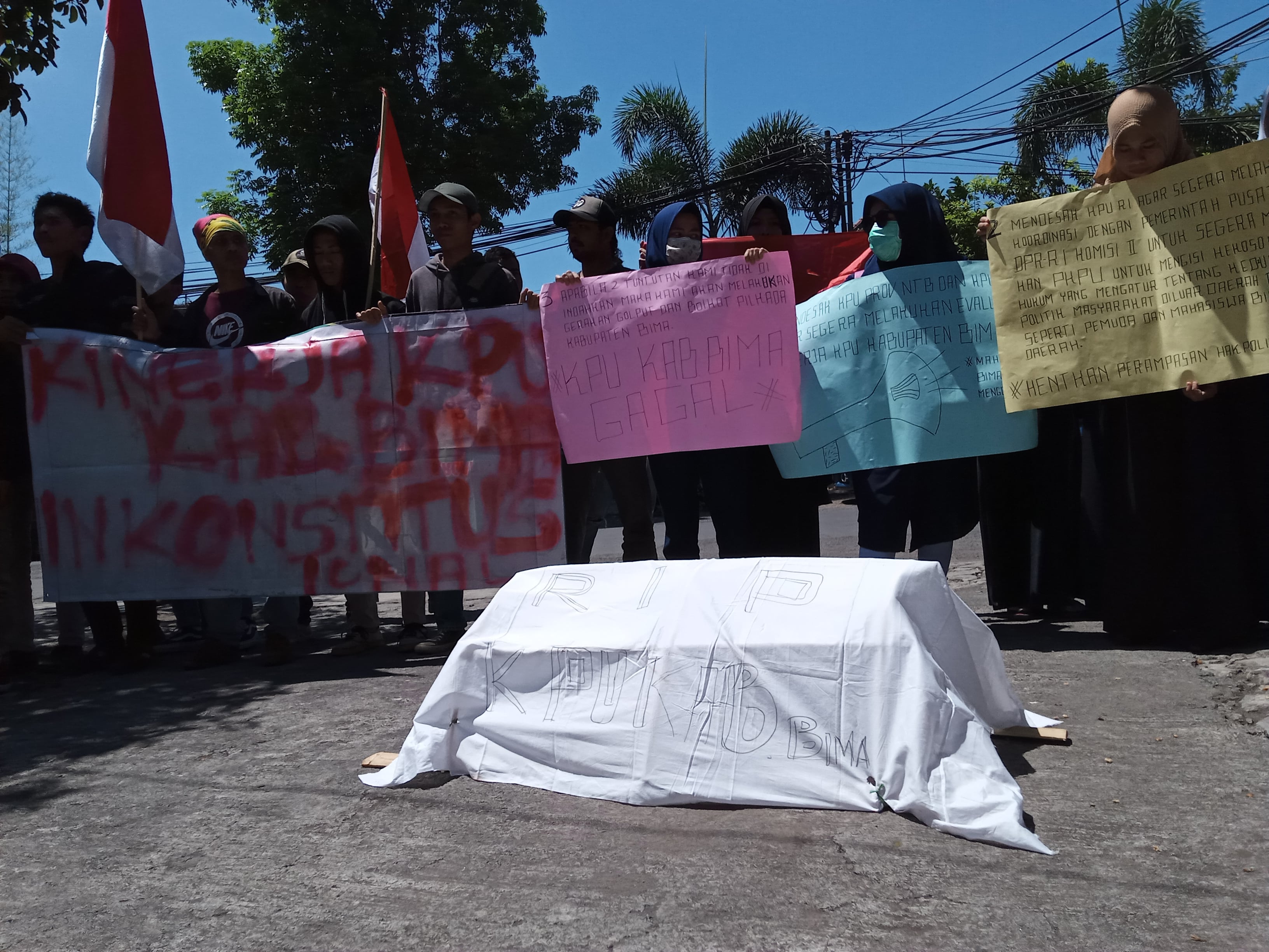 Sejumlah massa aksi dari Aliansi Pemuda dan Mahasiswa Bima Malang saat berdemonstrasi di depan kantor KPU Kota Malang.  (Foto: Theo/ngopibareng.id) 