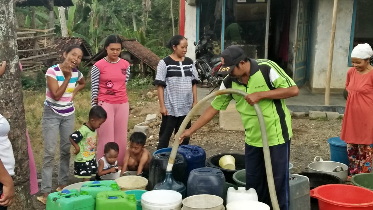 Pendistribusian air bersih ke wilayah Desa Telemung untuk memenuhi kebutuhan air bersih warga. (Foto: Jae/Ngopobareng.id)