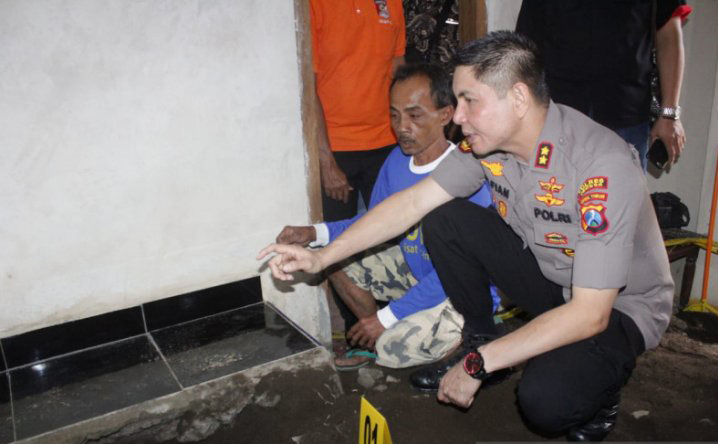  Kapolres Jember AKBP Alfian Nurrizal saat memantau pembongkaran lantai mushalla untuk autopsi jasad korban pembunuhan yang dicor, Senin 4 Oktober 2019 (Foto: Antara/Humas Polres Jember)