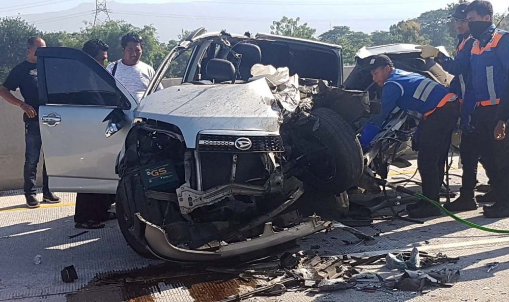 MOBIL yang ditumpangi anggota Satreskrim Polres Jember ini terlibat kecelakaan di Tol Probolinggo-Pasuruan (foto:Istimewa/ngopibareng.id)