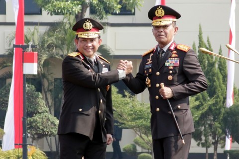Jenderal Tito Karnavian serah terima kepada Idham Azis di lapangan Mako Brimob Kelapa Dua, Depok, Jawa Barat, Rabu 6 November 2019. (Foto: Istimewa)