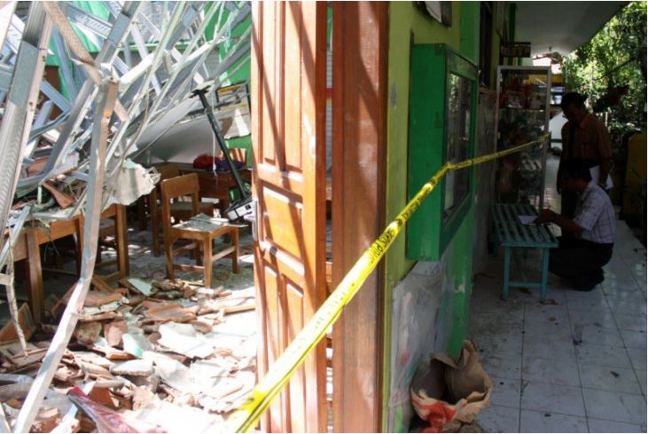 Kondisi sekolah ambruk di Kota Pasuruan, Jawa Timur, Selasa 5 Oktober 201). (Foto: Antara Jatim/Marul)