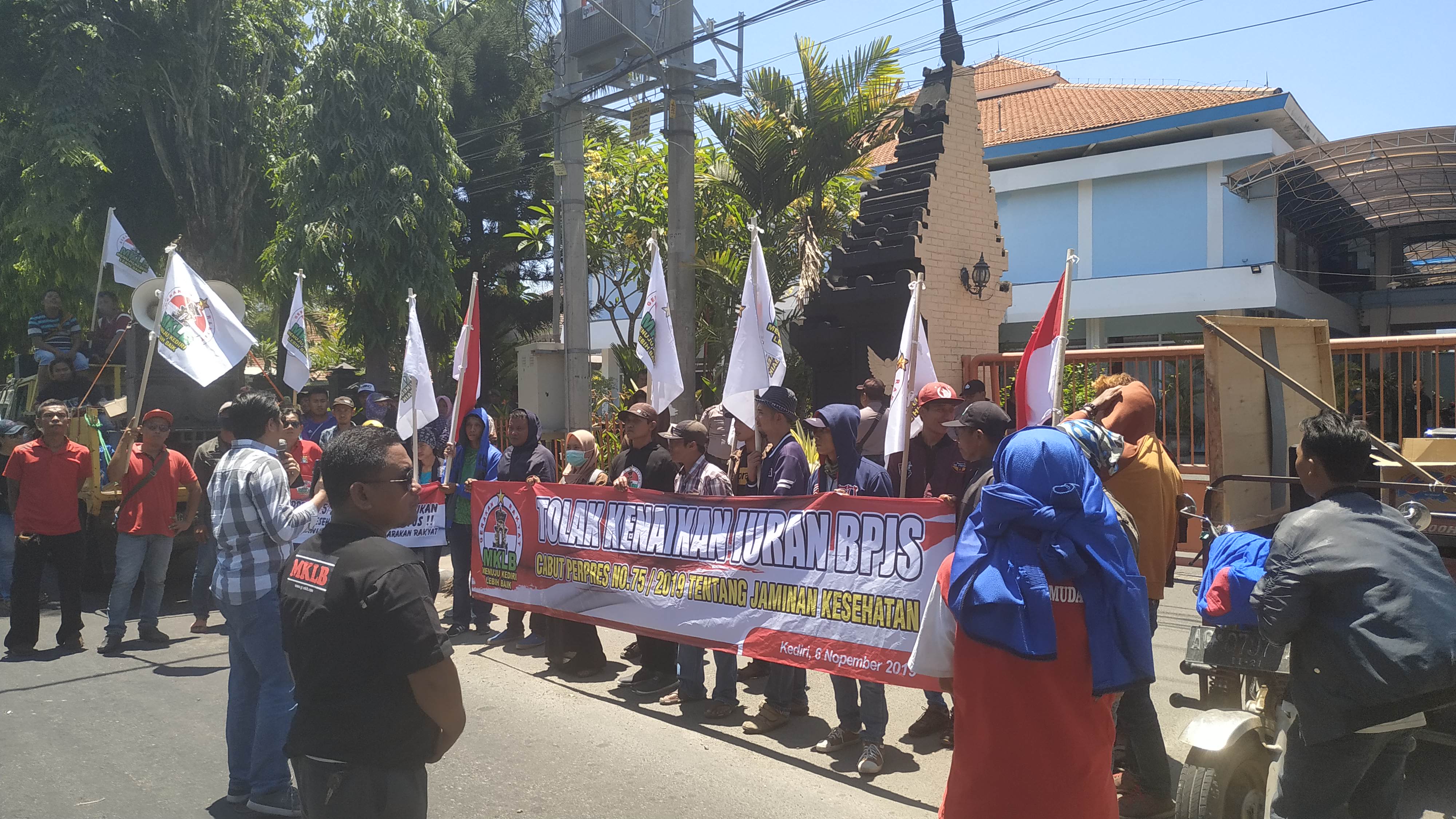 Sejumlah warga Kediri mendatangi dua kantor DPRD Kabupaten mau pun DPRD Kota Kediri. (Foto: Fendi/ngopi bareng.id)