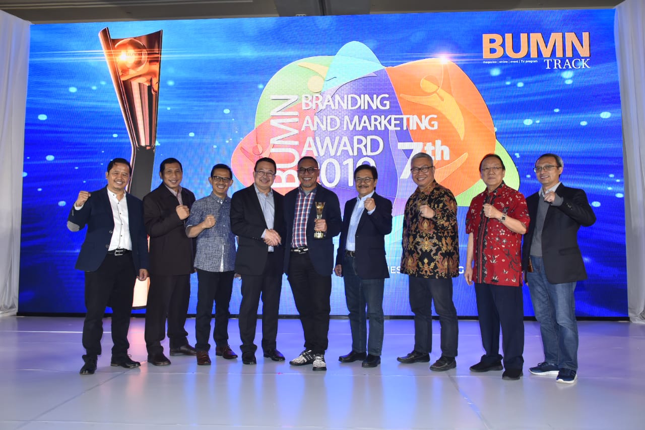 Perwakilan PT PGN berfoto usai meraih penghargaan dari BUMN Track, BUMN Branding And Marketing Award 2019. (Foto: PT PGN)