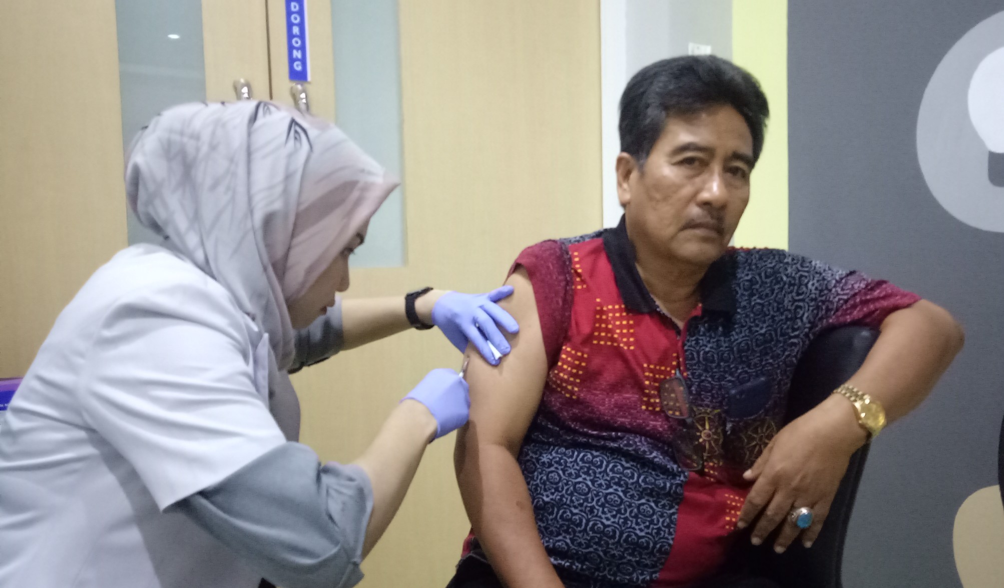 Ilustrasi pasien yang sedang melakukan vaksinasi. (Foto: Pita/ngopibareng.id)