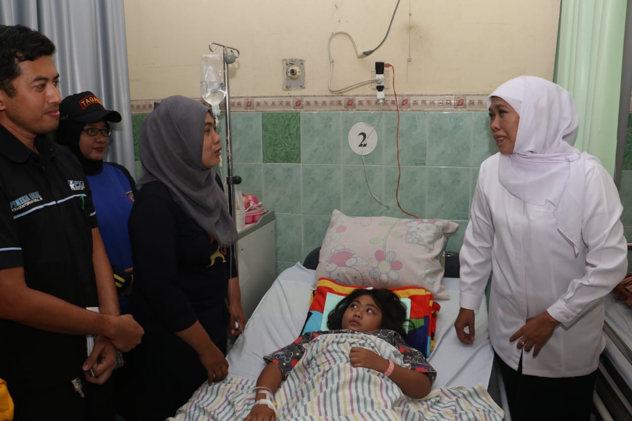 Gubernur Jawa Timur Khofifah Indar Parawansa saat mengunjungi salah satu siswa korban ambruknya atap gedung SDN 1 Gentong yang dirawat di RSUD Soedarsono, Kota Pasuruan. (Foto: Faiq/ngopibareng.id)